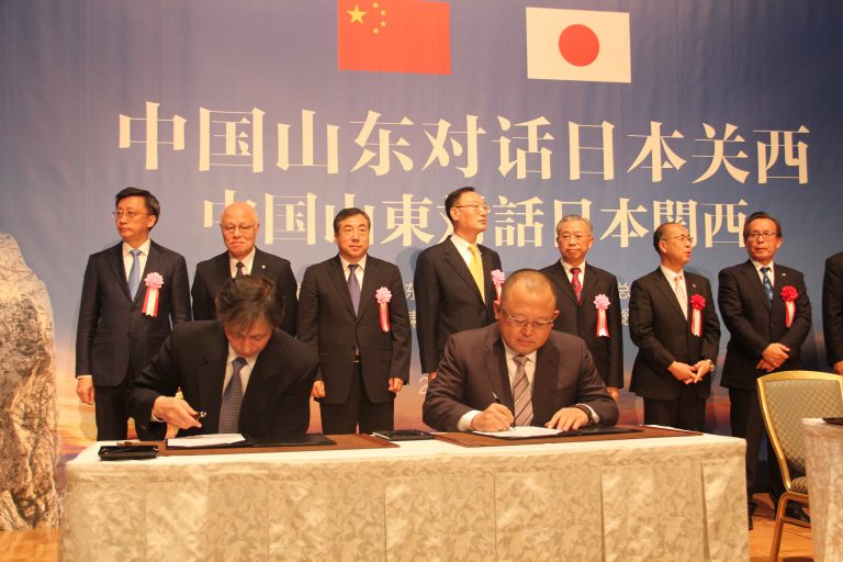 1640771894137418542J.jpeg 签约合影-768x512 (2).jpeg